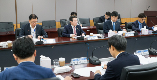 금융위 '신외부감사법 시행 준비상황 점검 회의'      (서울=연합뉴스) 김용범 금융위 부위원장이 2일 정부서울청사에서 열린 '신외부감사법 시행 준비상황 점검회의'에서 발언하고 있다. 2018.10.2 [금융위원회 제공]      photo@yna.co.kr  (끝)